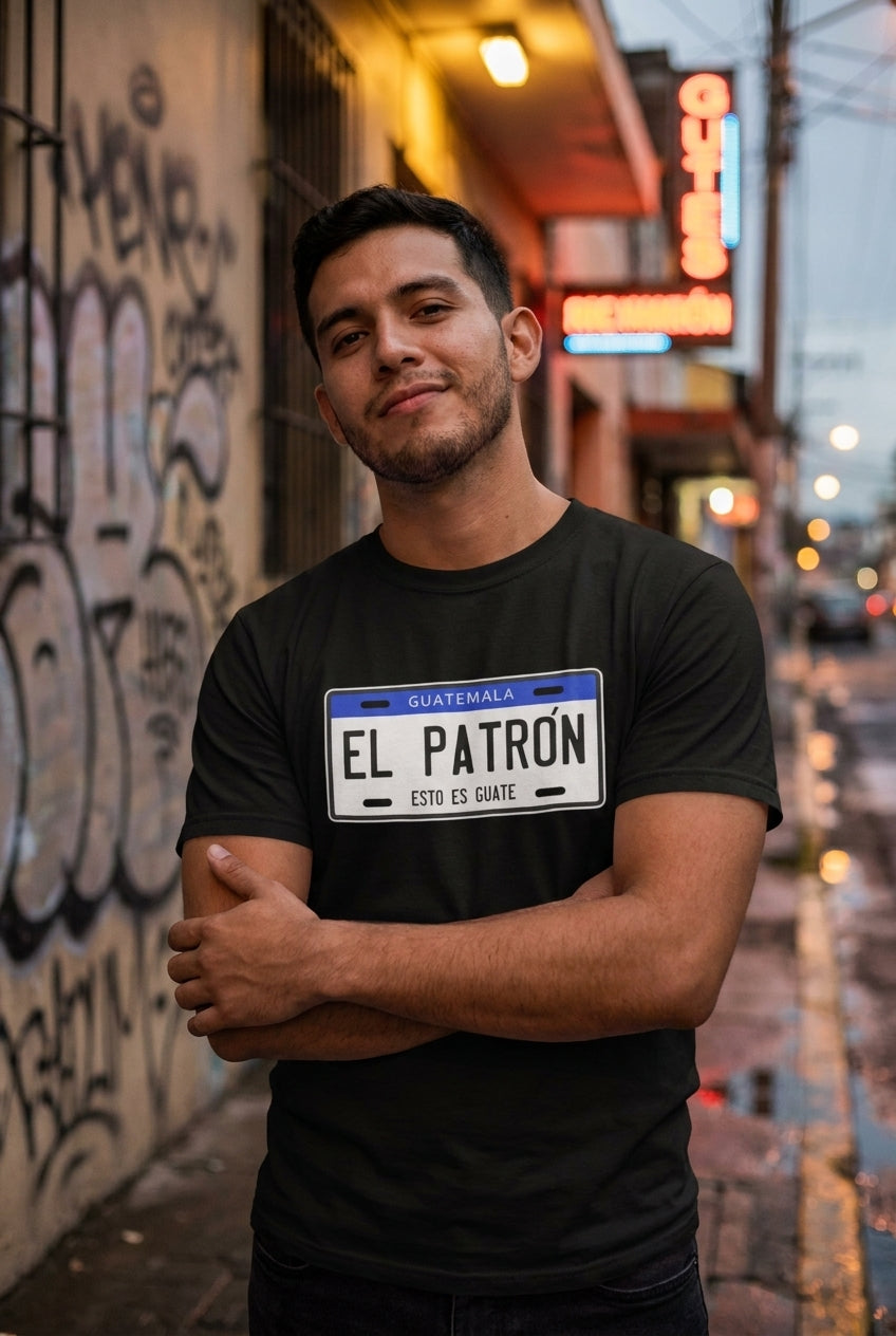 Hombre latino en playera negra El Patrón Guatemala en calle urbana — Best Sellers LOSMIOS