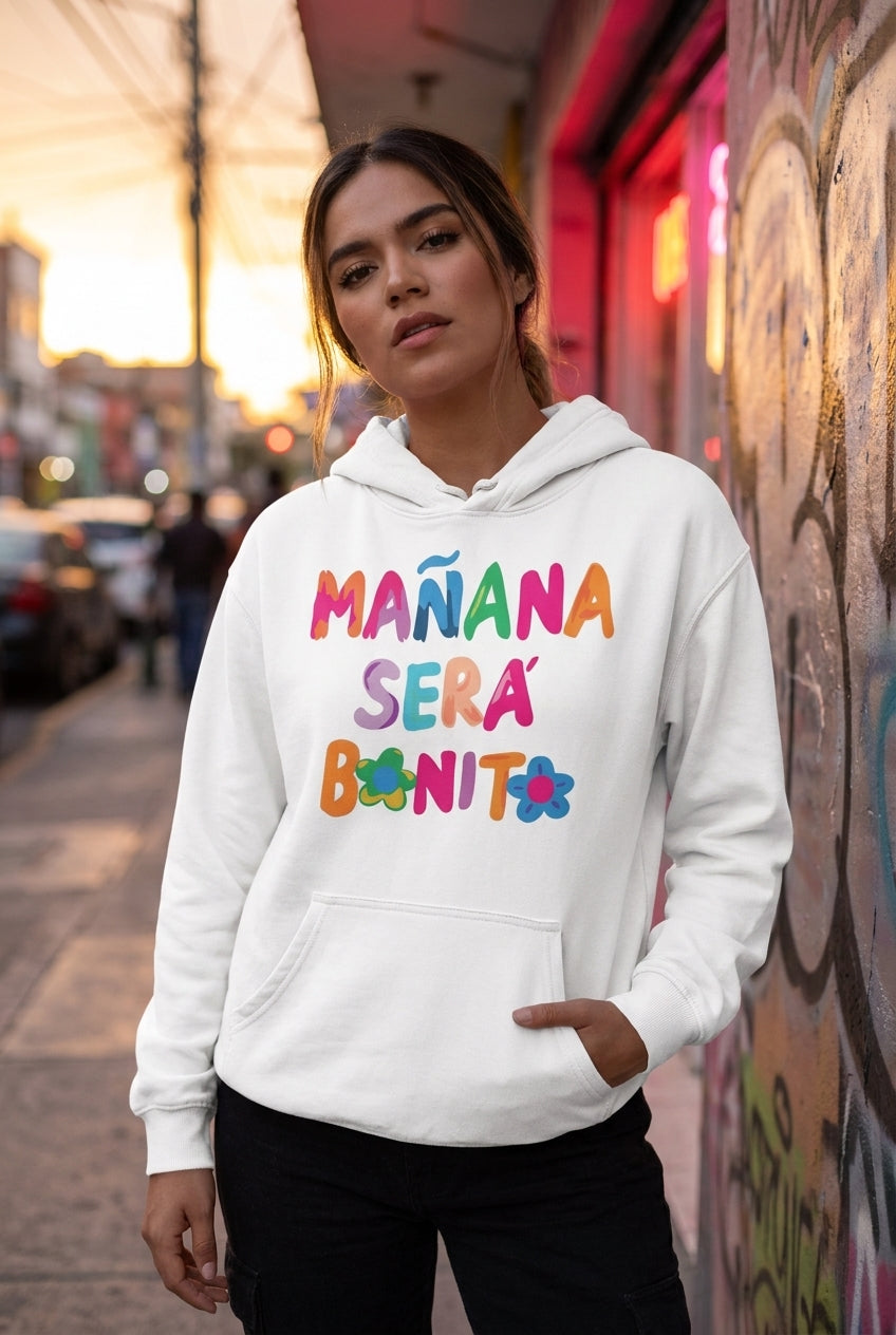 Mujer latina en hoodie blanco Mañana Será Bonito en calle urbana — Karol G LOSMIOS
