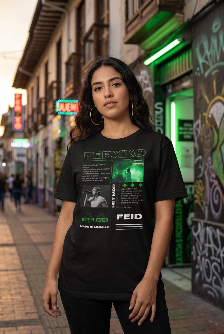 Mujer latina en playera negra Made in Medallo en calle urbana — Orgullo Latino LOSMIOS
