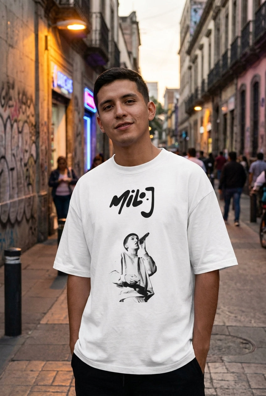 Hombre latino en playera oversize blanca Milo J en calle urbana — Oversize LOSMIOS