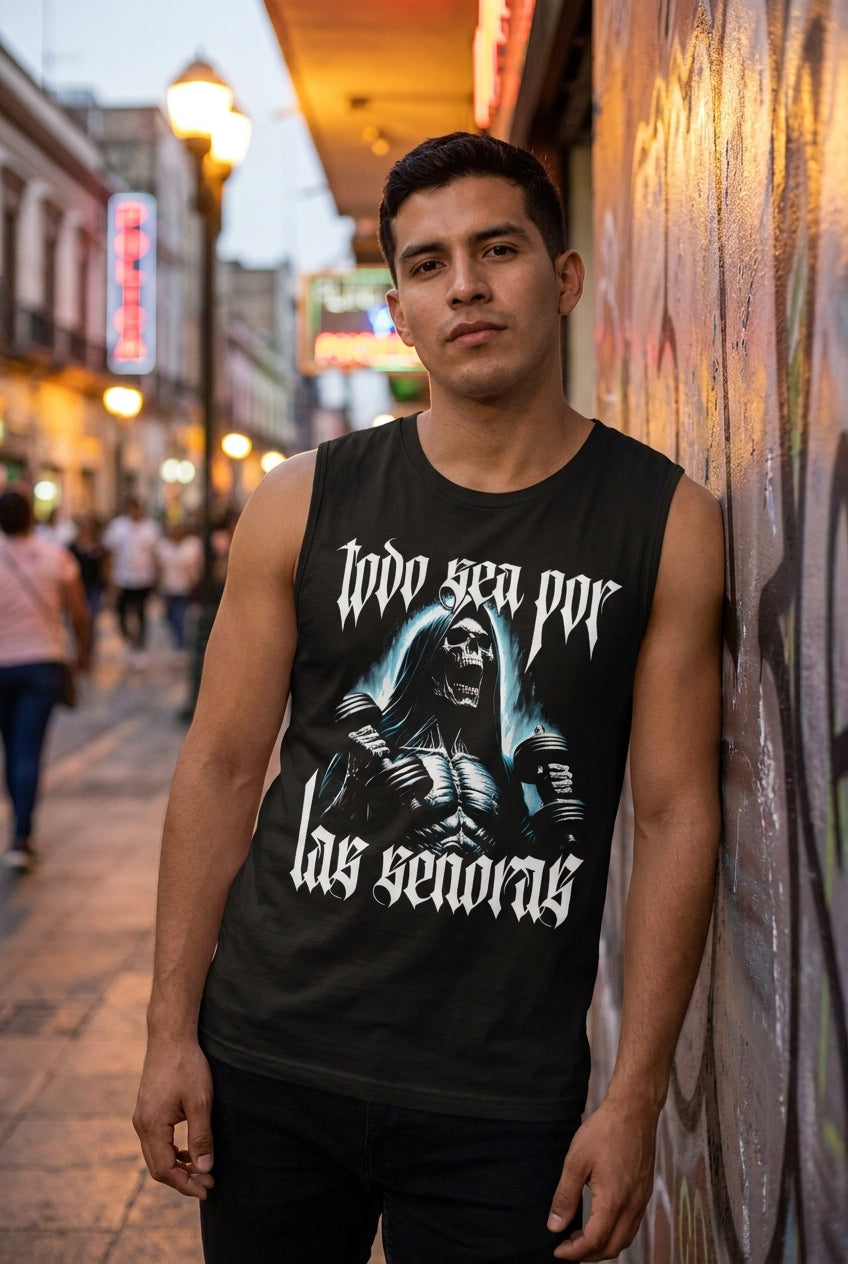 Hombre latino en camiseta sin mangas negra Todo sea por las señoras en calle urbana — Playeras LOSMIOS