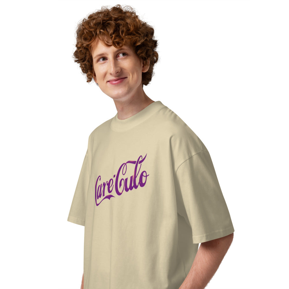 Oversize Parodia Refresco Letra Script Morado - Modelo masculino lateral