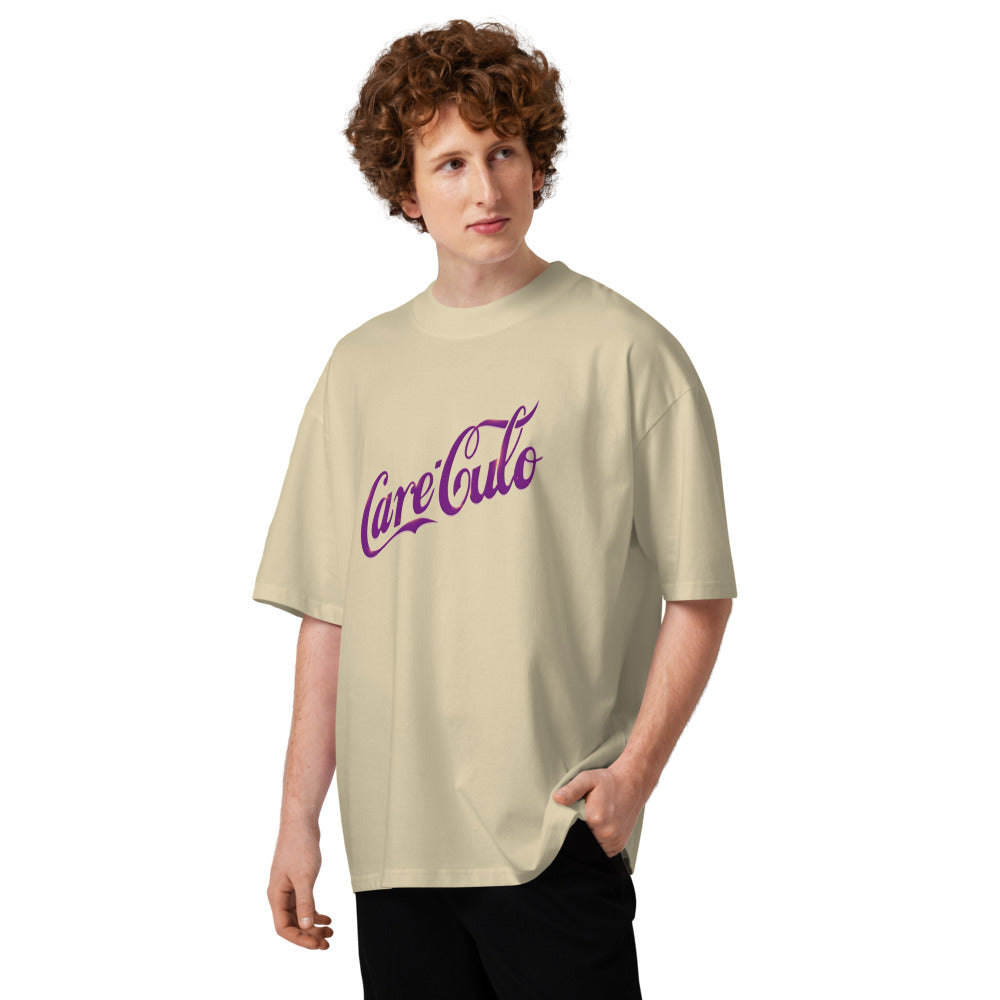 Oversize Parodia Refresco Letra Script Morado - Modelo masculino