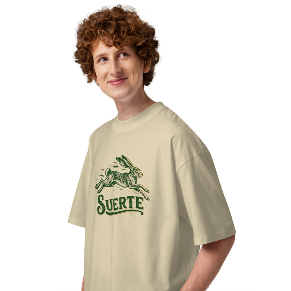 Oversize Suerte Liebre Saltando Verde - Modelo masculino lateral