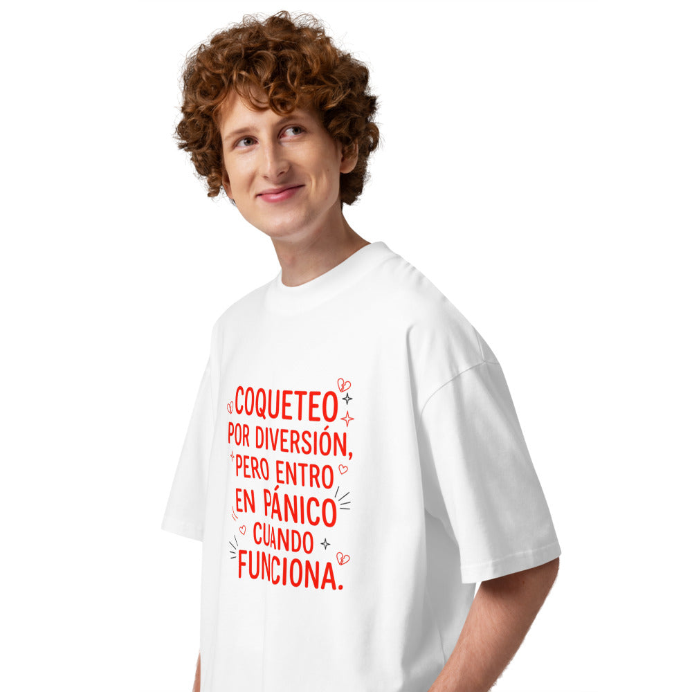 Oversize Coqueteo Por Diversión Pero Entro En Pánico Cuando Funciona - Modelo masculino lateral
