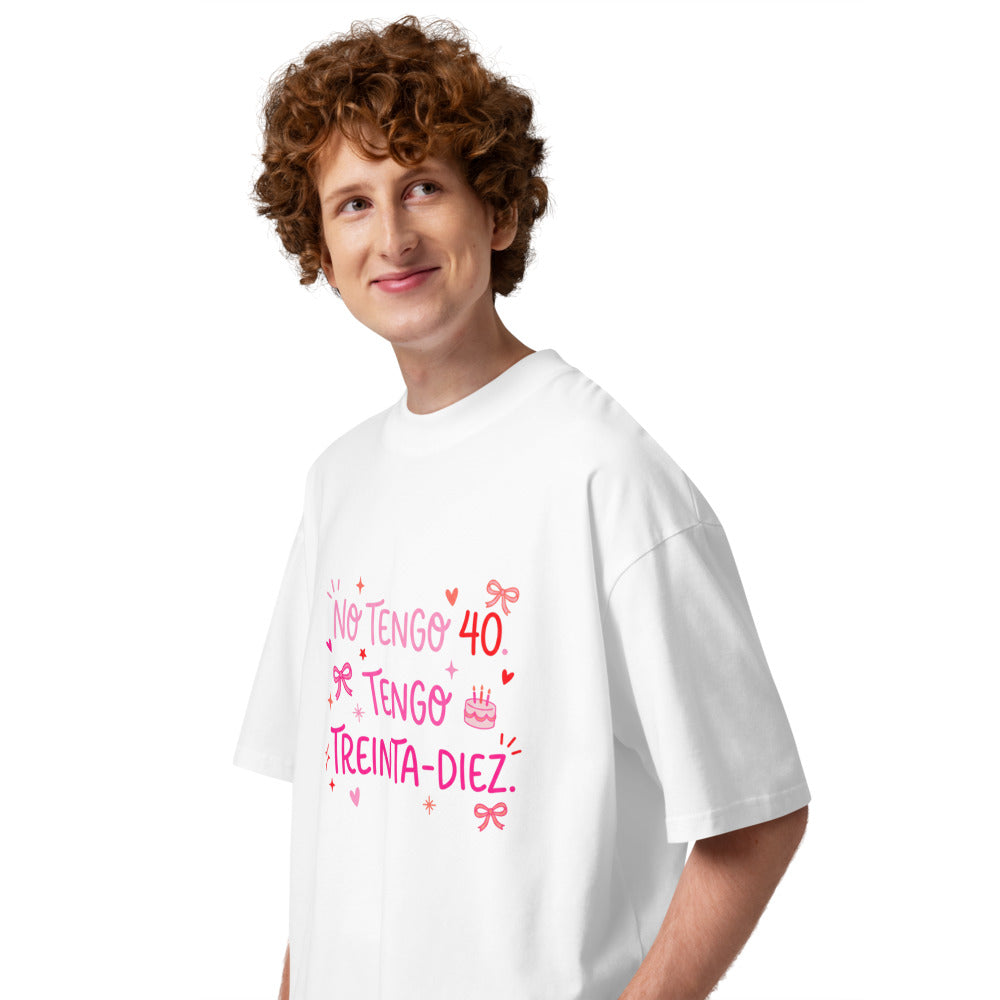 Oversize No Tengo 40 Tengo Treinta Diez - Modelo masculino lateral