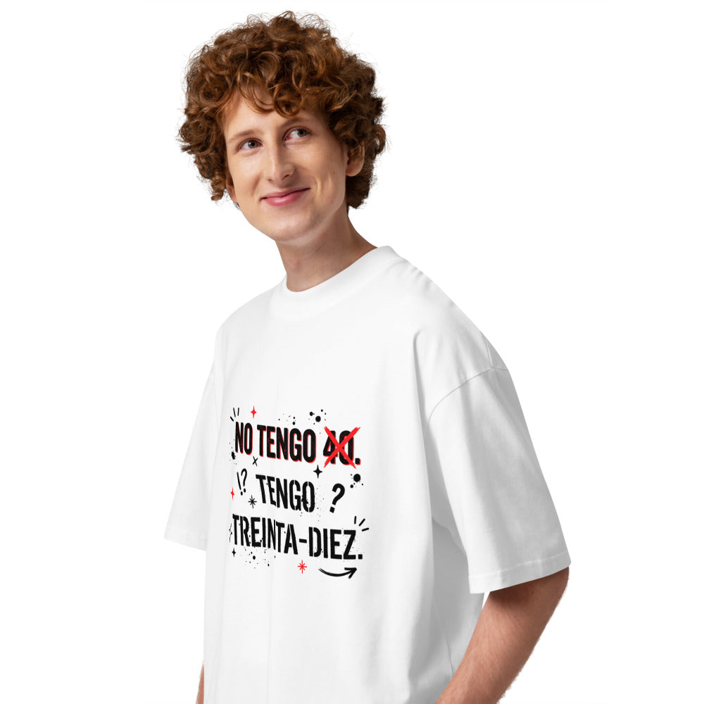 Oversize No Tengo 40 Tengo Treinta Diez Tachado Rojo - Modelo masculino lateral