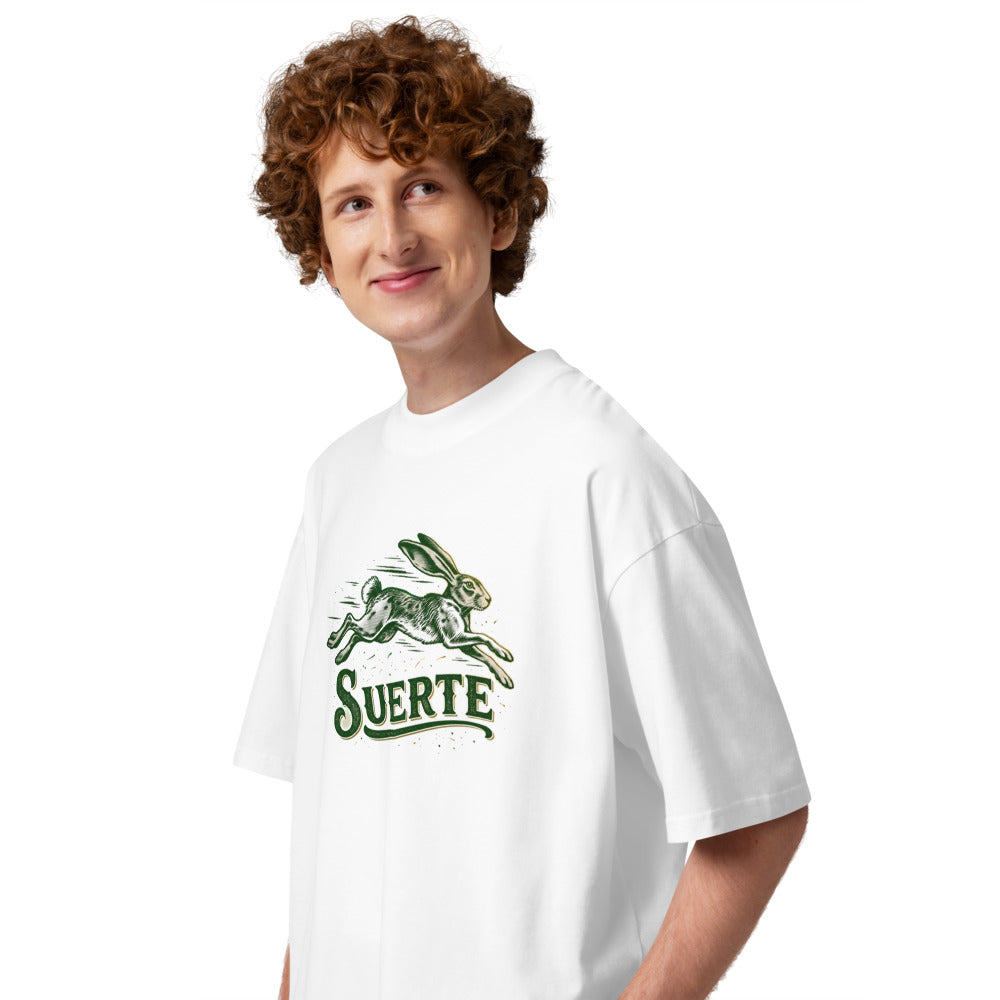 Oversize Suerte Liebre Saltando Verde - Modelo masculino lateral