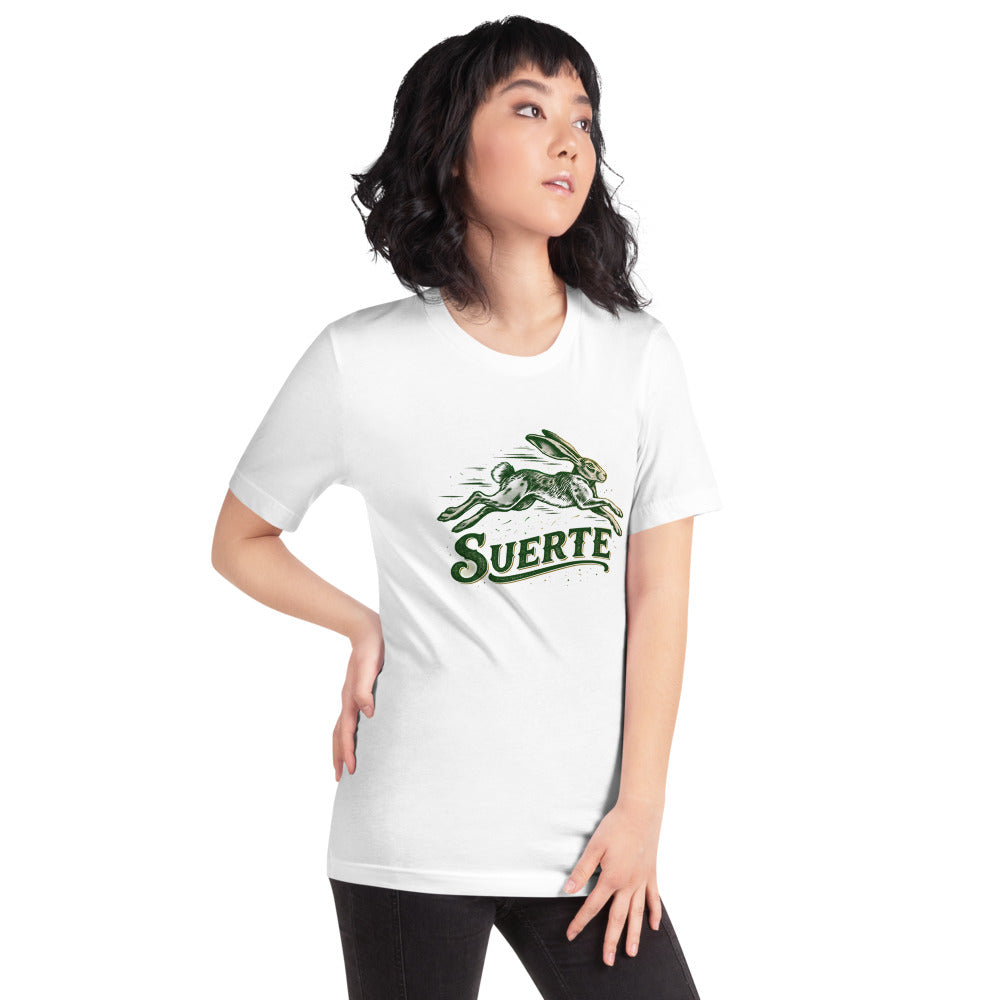 Playera Suerte Liebre Saltando Verde - Modelo femenina