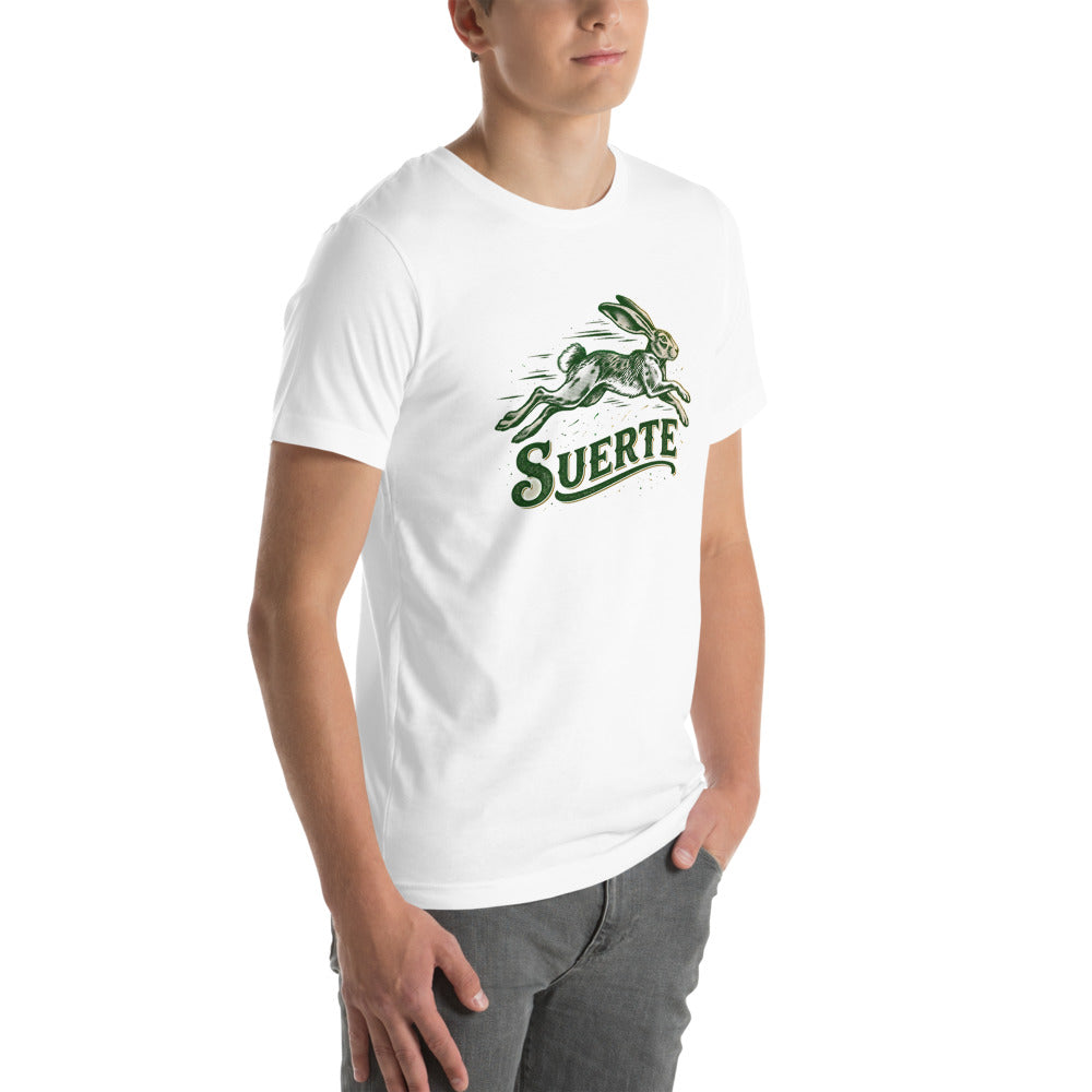Playera Suerte Liebre Saltando Verde - Modelo masculino lateral