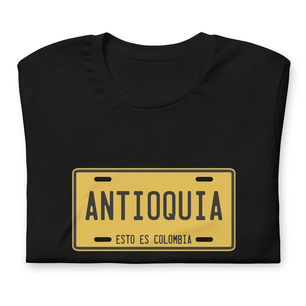 Muestra tu orgullo colombiano con la Camiseta Placa de  Antioquia. Diseñada con los mejores materiales y un estampado duradero.
