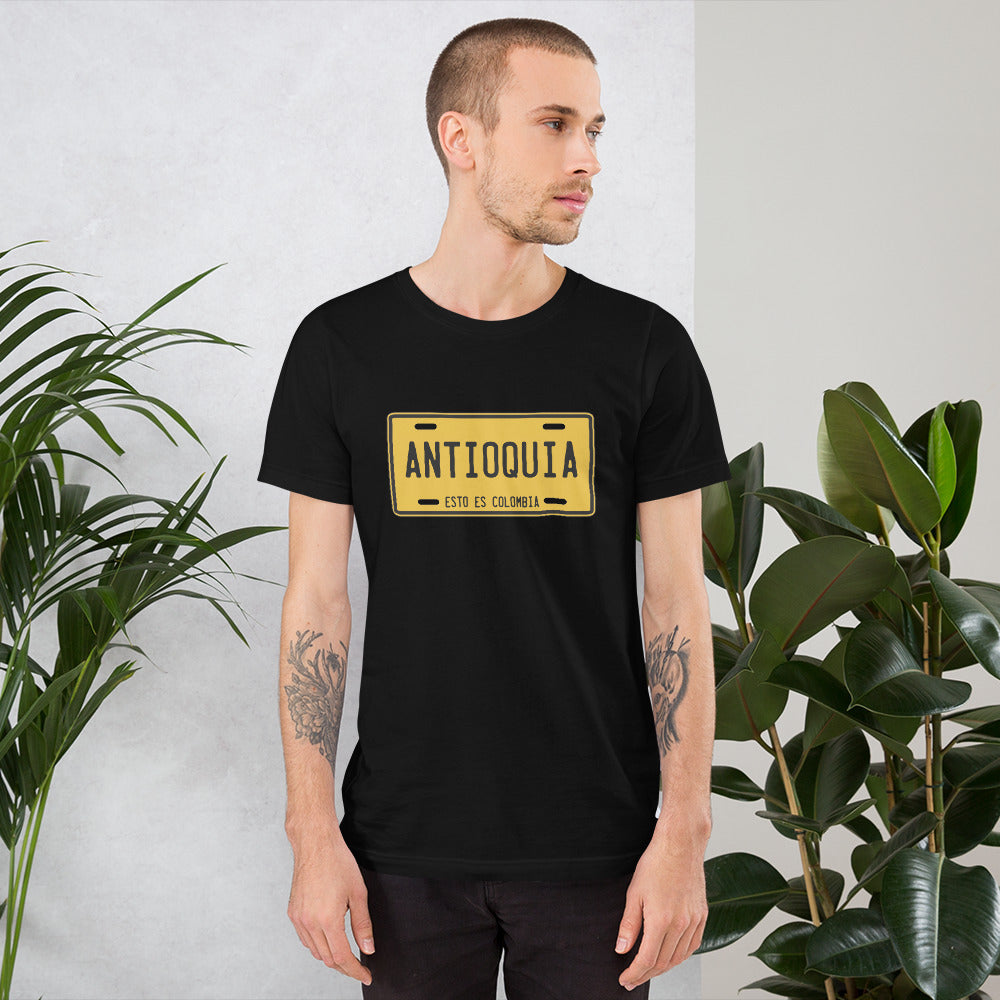 Muestra tu orgullo colombiano con la Camiseta Placa de  Antioquia. Diseñada con los mejores materiales y un estampado duradero.