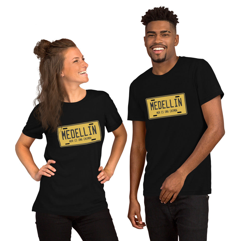 Muestra tu orgullo colombiano con la Camiseta Medellín Mor es una Chimba. Diseñada con los mejores materiales y un estampado duradero.