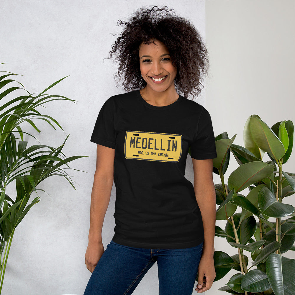 Muestra tu orgullo colombiano con la Camiseta Medellín Mor es una Chimba. Diseñada con los mejores materiales y un estampado duradero.