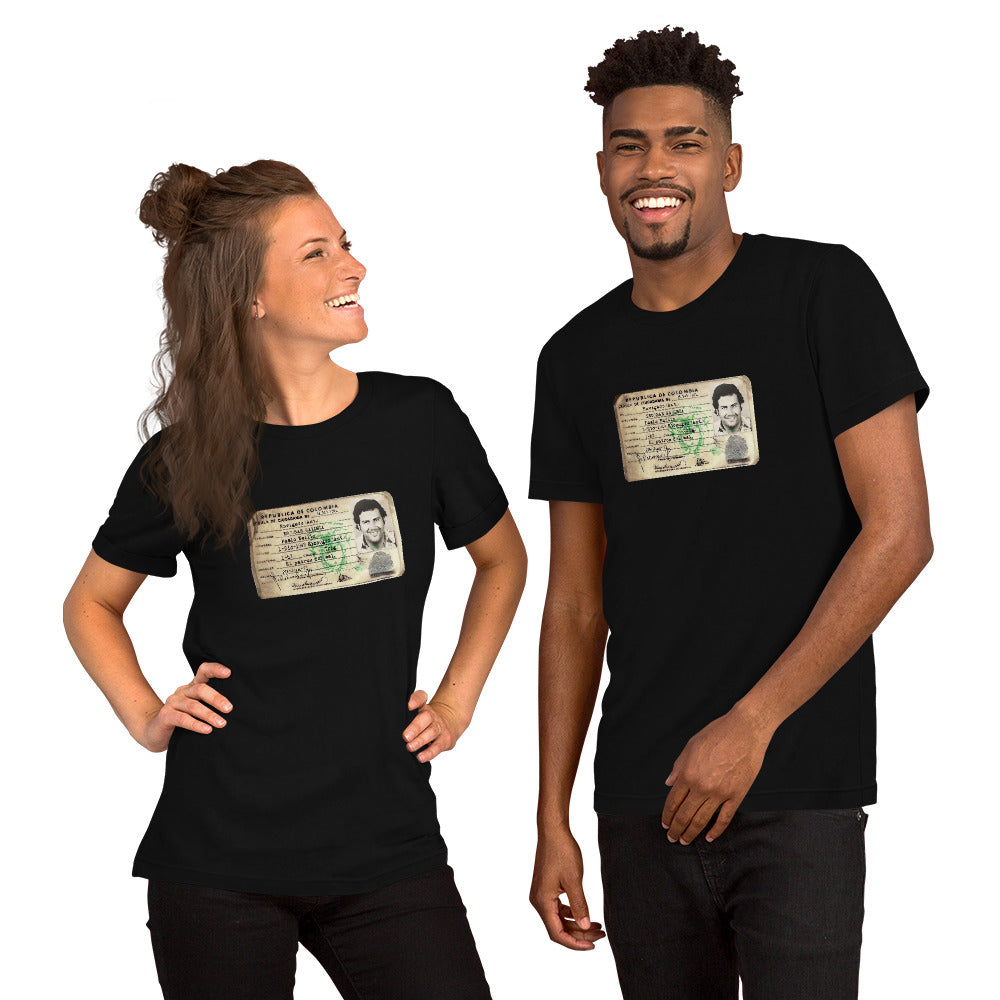 Muestra tu orgullo colombiano con la Camiseta DNI Pablo Escobar. Diseñada con los mejores materiales y un estampado duradero.