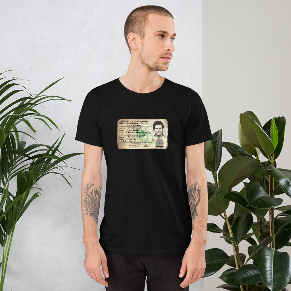 Muestra tu orgullo colombiano con la Camiseta DNI Pablo Escobar. Diseñada con los mejores materiales y un estampado duradero.