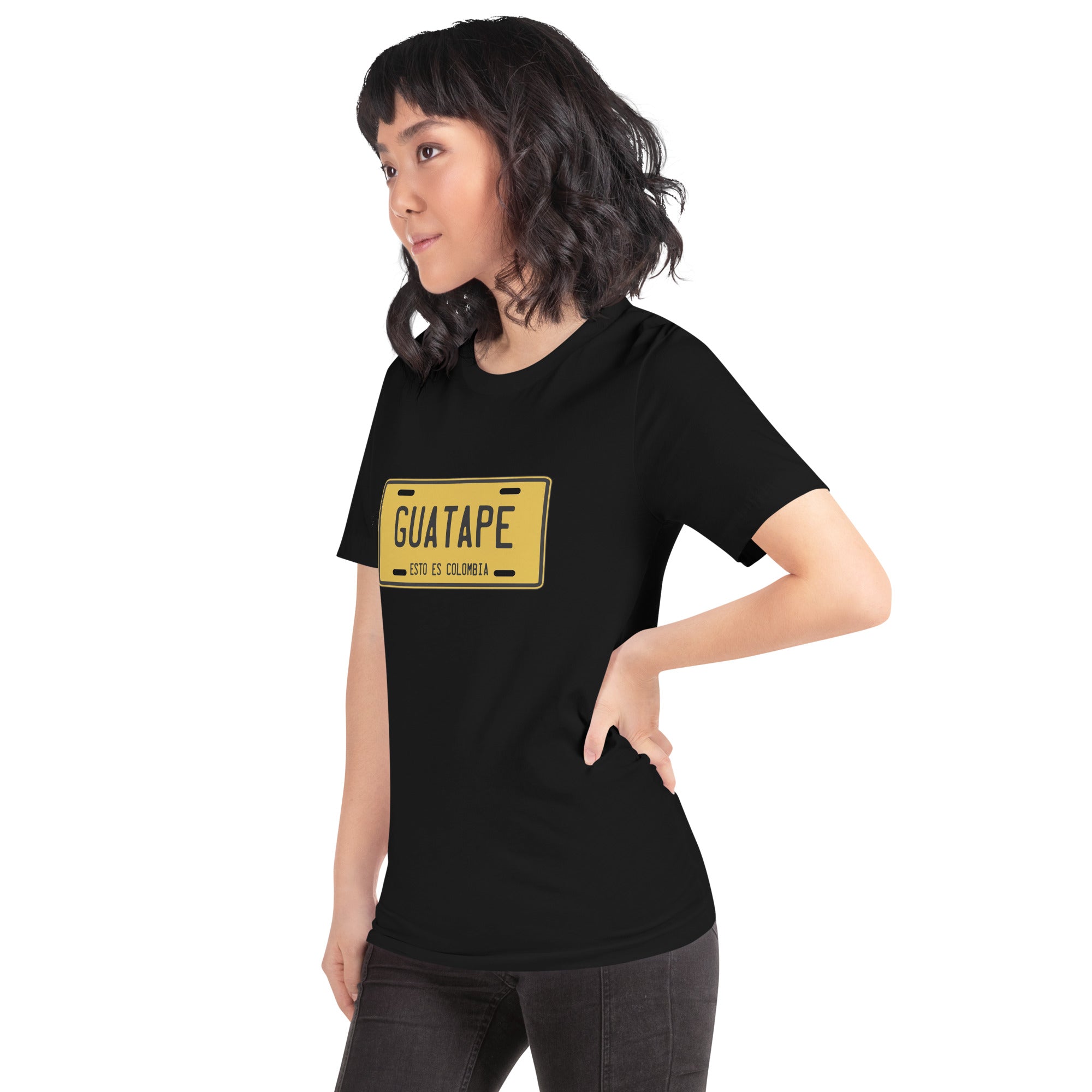 Muestra tu orgullo colombiano con la Camiseta Placa de Guatapé. Diseñada con los mejores materiales y un estampado duradero.