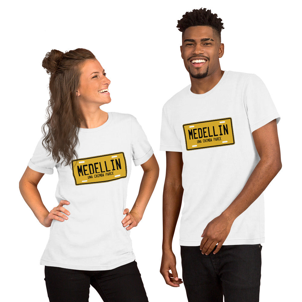 Muestra tu orgullo colombiano con la Camisa Medellín una chimba. Diseñada con los mejores materiales y un estampado duradero.