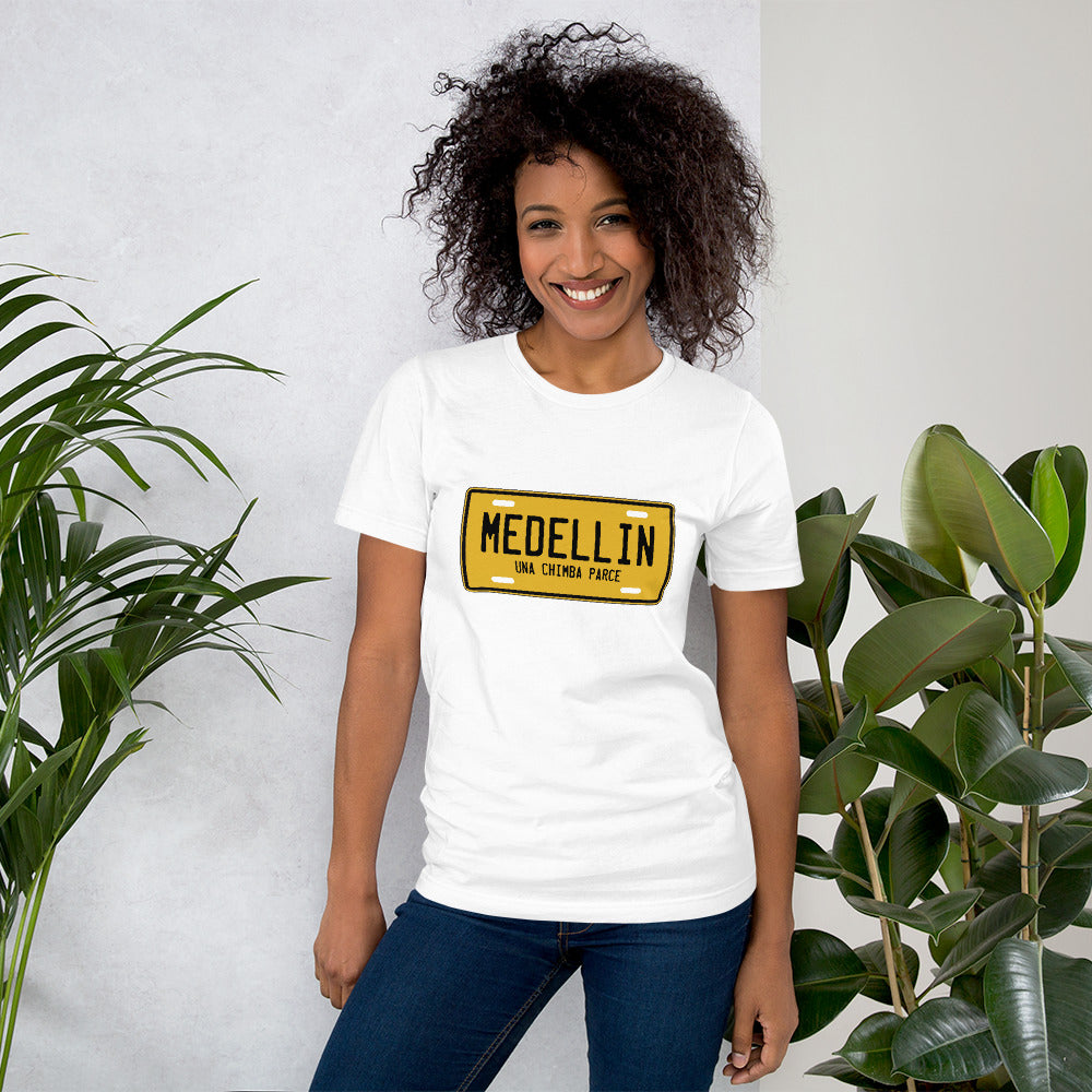 Muestra tu orgullo colombiano con la Camisa Medellín una chimba. Diseñada con los mejores materiales y un estampado duradero.