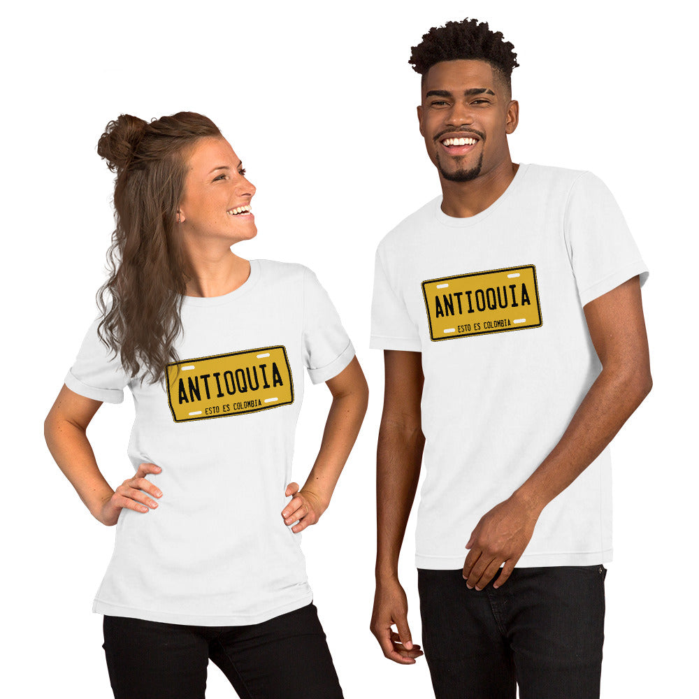 Muestra tu orgullo colombiano con la Camiseta Antioquia Esto es Colombia. Diseñada con los mejores materiales y un estampado duradero.